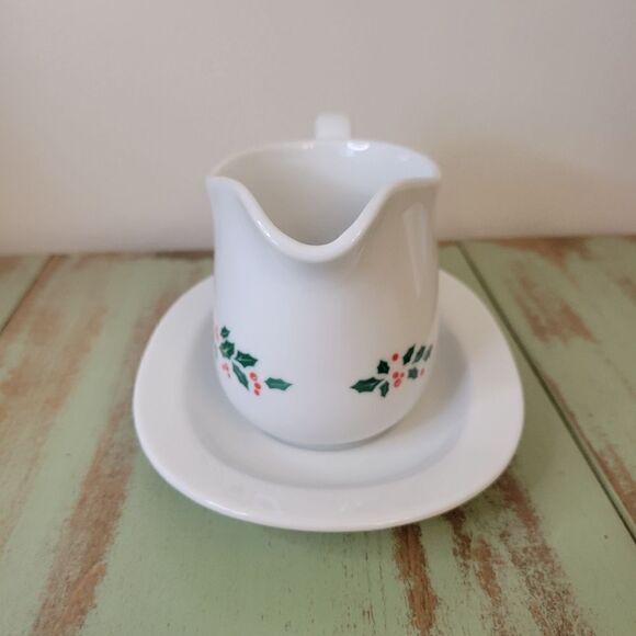 New in Box Vintage Corelle Winter Holly Ceramic Gravy Boat with Underplate - Picture 5 of 16